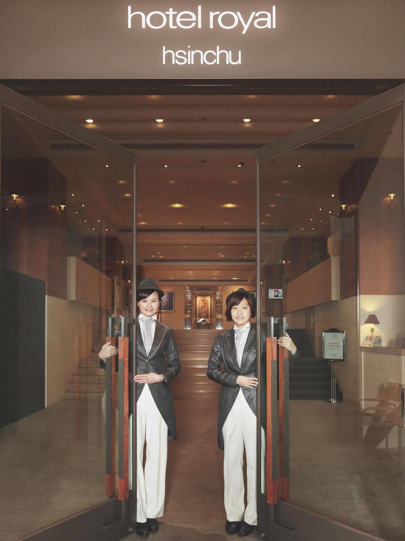 Hotel Royal Hsinchu Exterior foto Concierge at the entrance of a hotel