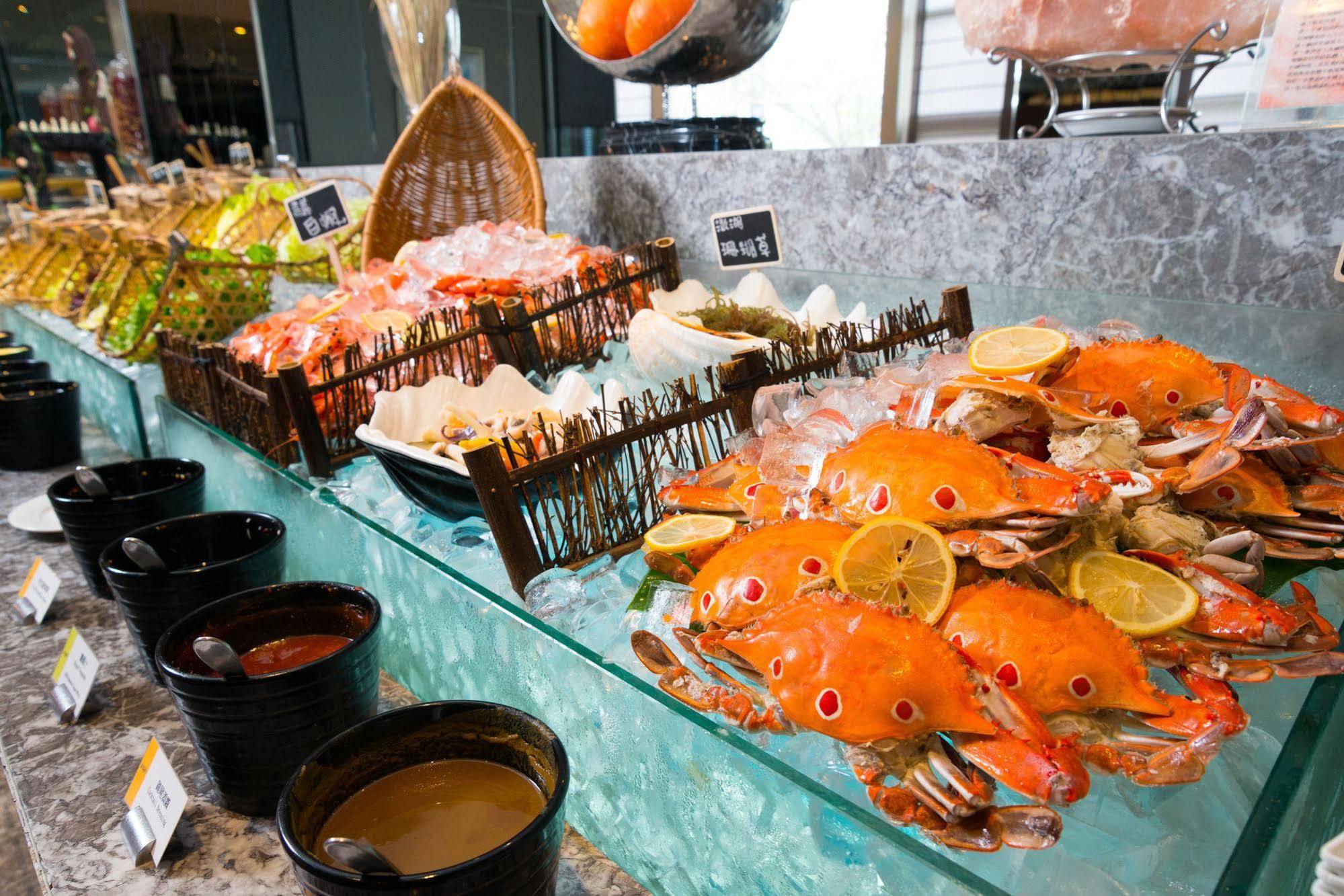 Hotel Royal Hsinchu Exterior foto Seafood on ice at a buffet
