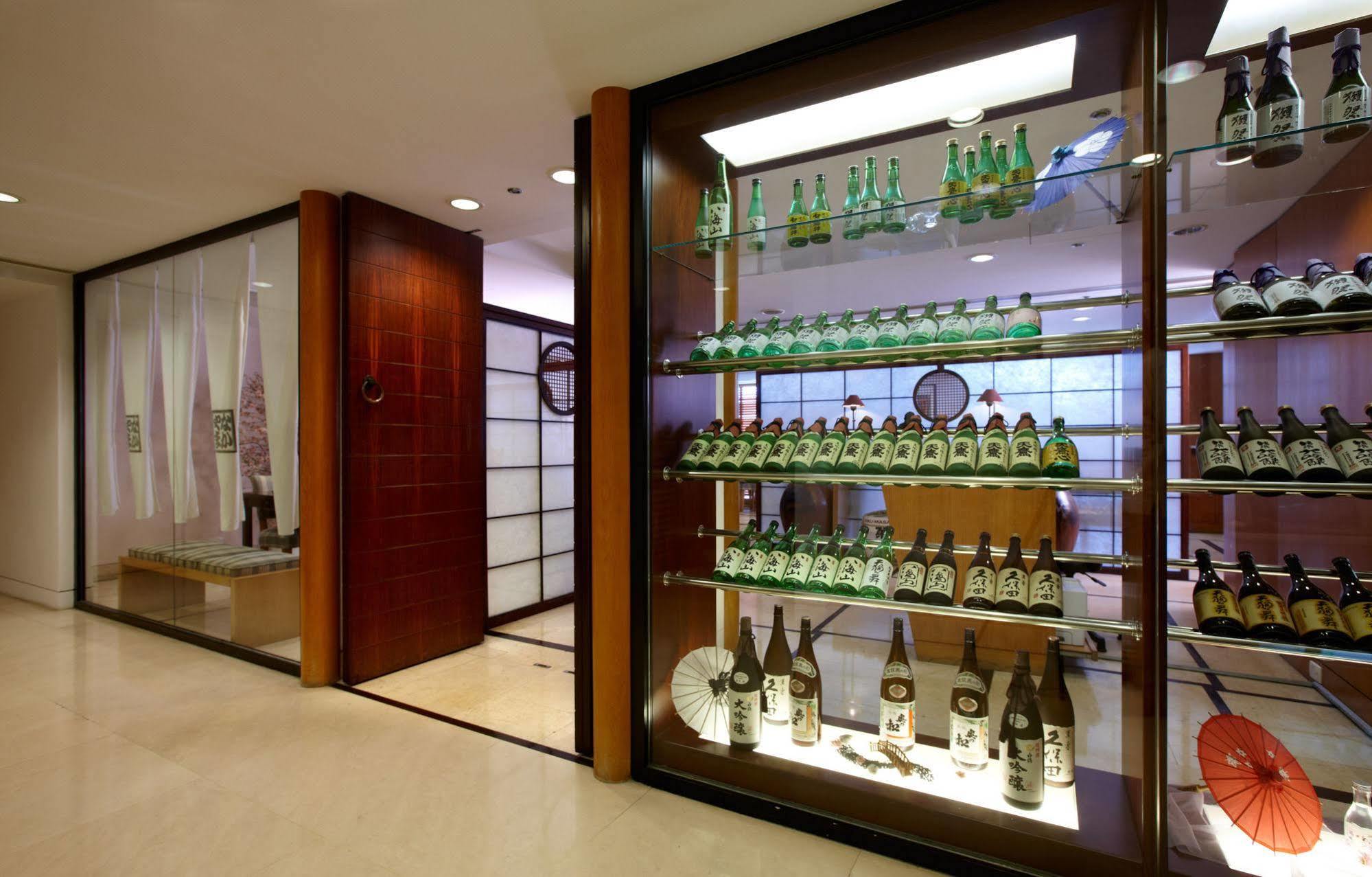 Hotel Royal Hsinchu Exterior foto A display of Japanese sake at a hotel in Tokyo
