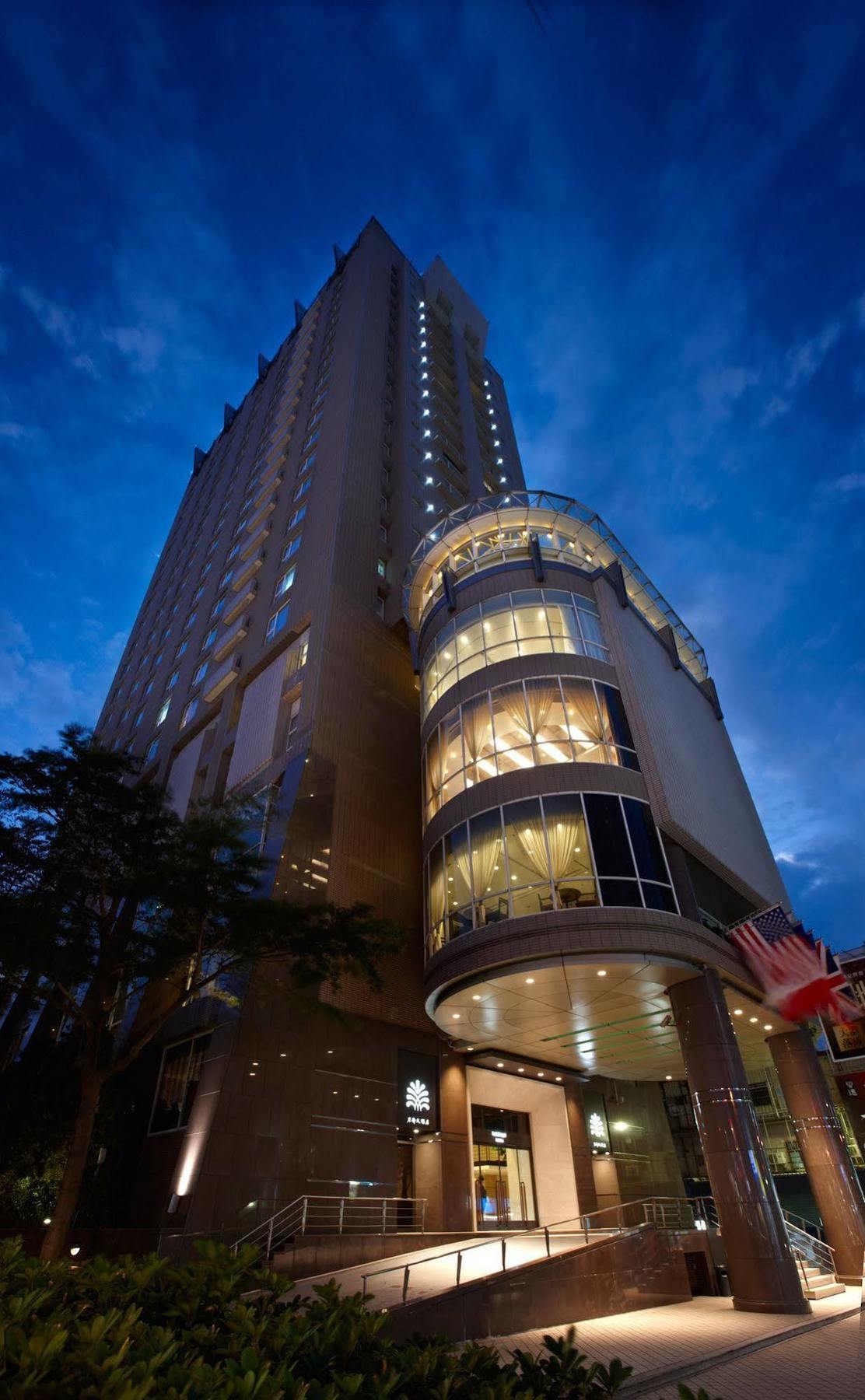 Hotel Royal Hsinchu Exterior foto The hotel at night